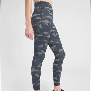 Athleta Ultimate Stash Pocket Camo 7/8 Tight